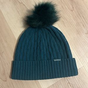 Lululemon cable knit beanie turquoise great condition. Never worn. Like new.